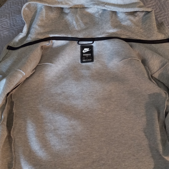 Boys Nike Tech Fleece - Picture 2 of 3